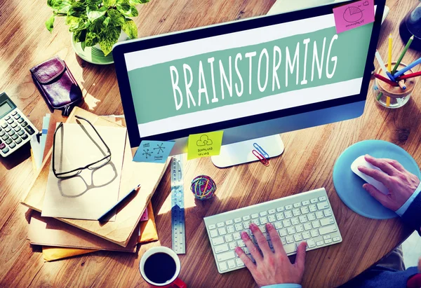 L'uomo che utilizza il computer e Brainstorming Concept — Foto Stock