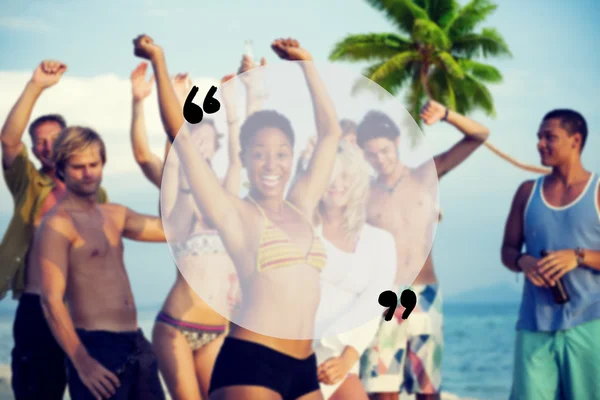 Heureux groupe d'amis à la fête de la plage — Photo