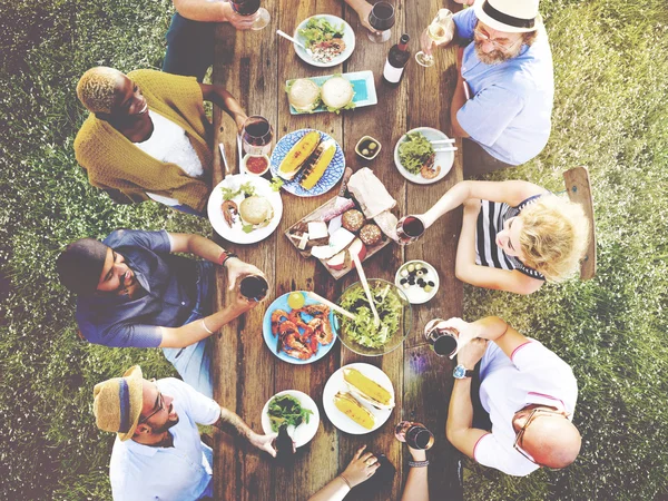 Freunde essen im Freien — Stockfoto