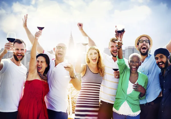 Amigos celebrando al aire libre — Foto de Stock