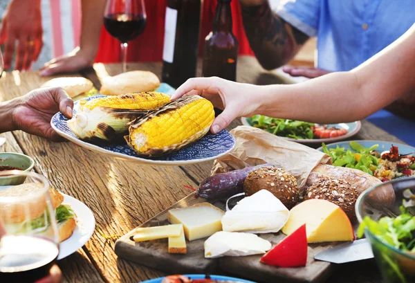 Människor med lunch — Stockfoto