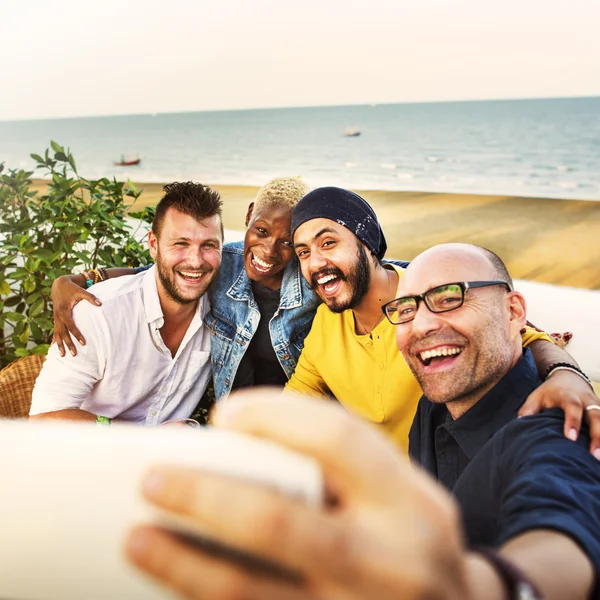 Vänner att ta selfie på stranden — Stockfoto