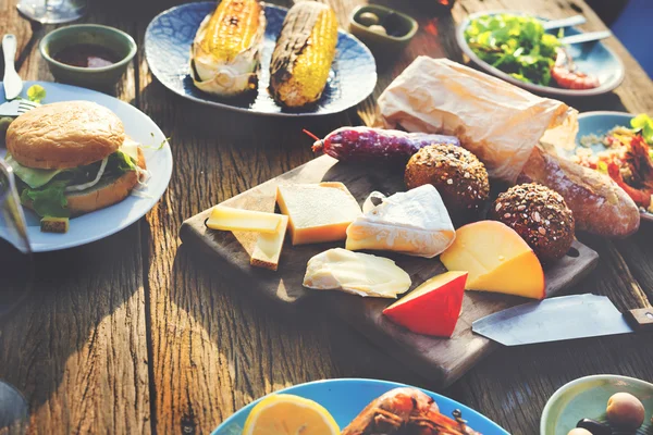 Heerlijk eten op tafel — Stockfoto