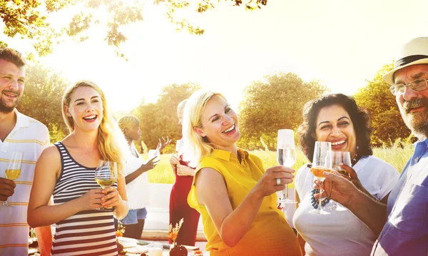 Friends Hanging Out Outdoors — Stock Photo, Image