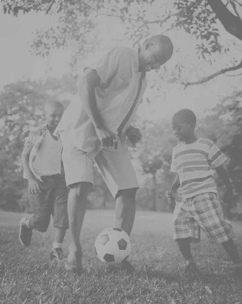 Apa és fia focizni — Stock Fotó