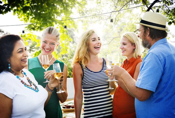 Diverse mensen buiten — Stockfoto