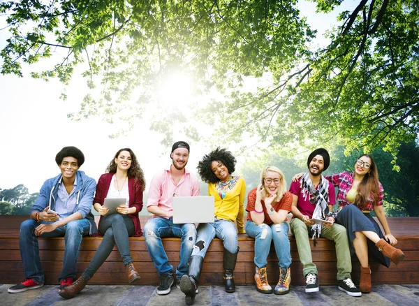 Glada studenter i college park — Stockfoto