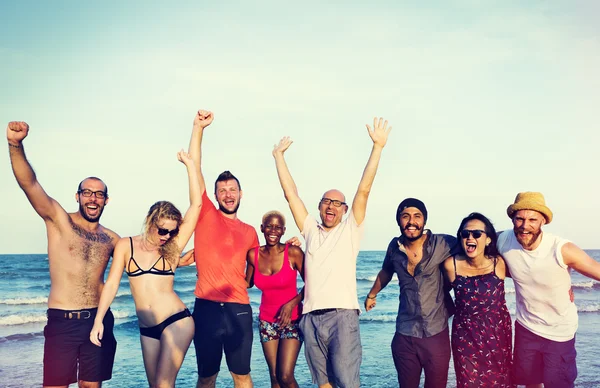 Amigos na praia no verão — Fotografia de Stock