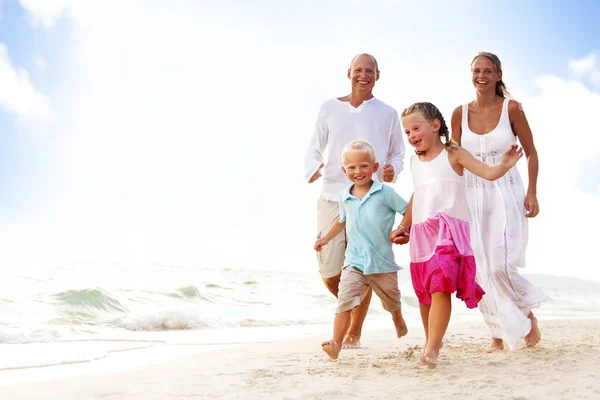 Familia corriendo en concepto de playa — Foto de Stock