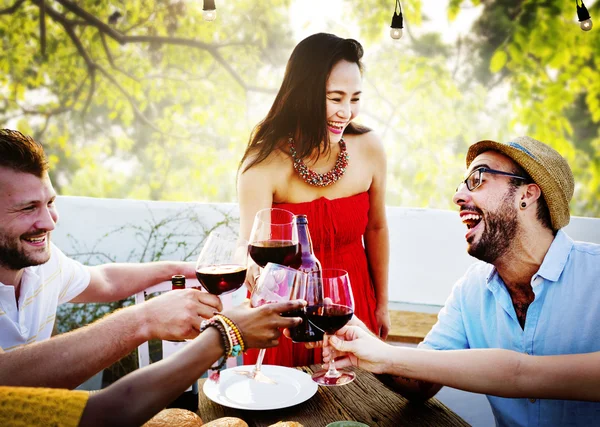 Amigos pasando el rato en la fiesta al aire libre — Foto de Stock