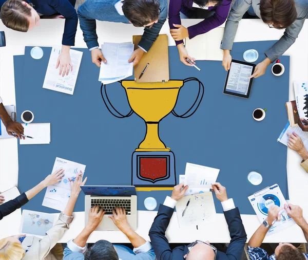Grupp av affärsmän och Motivation Trophy — Stockfoto