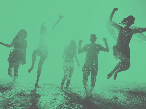 Freundschaft und Freiheit beim Strandkonzept — Stockfoto