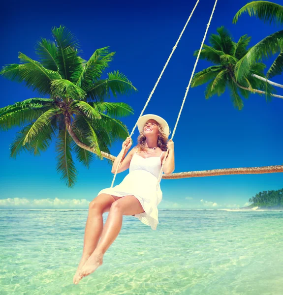 Relaksujący kobieta koncepcja Beach — Zdjęcie stockowe
