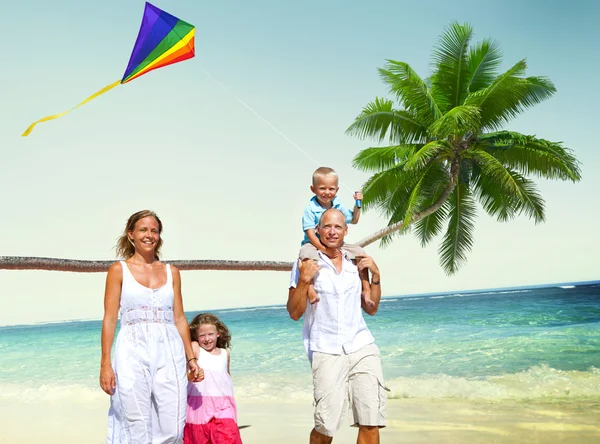 Familie am Strand, Sommerkonzept — Stockfoto