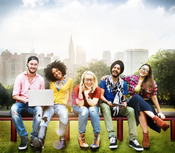 Étudiants gais dans le parc du collège — Photo