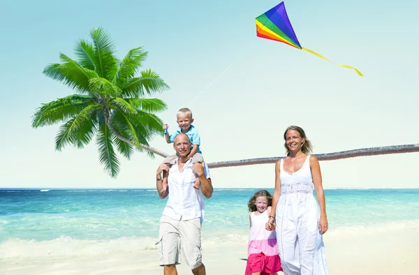 Familie op strand, zomer Concept — Stockfoto