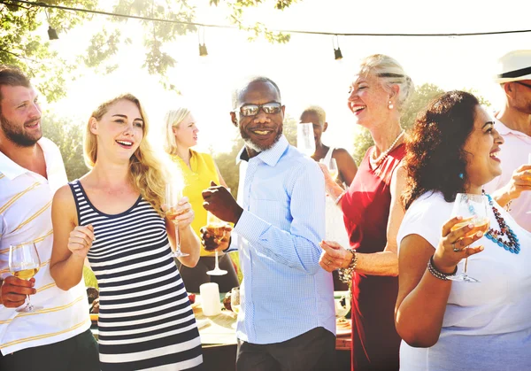 Verschiedene Menschen im Freien — Stockfoto