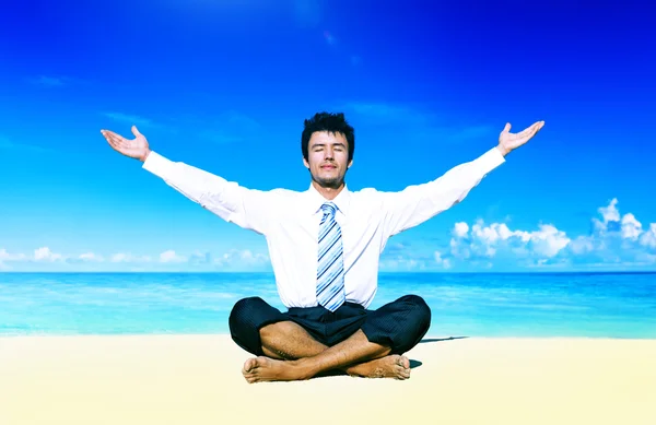 Бізнесмен медитує на пляжі Концепція — стокове фото