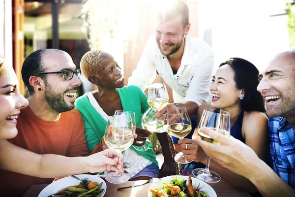 Vrienden opknoping uit bij Outdoors partij — Stockfoto