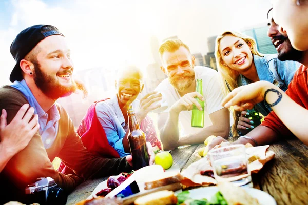 Amigos pasando el rato en la fiesta al aire libre — Foto de Stock