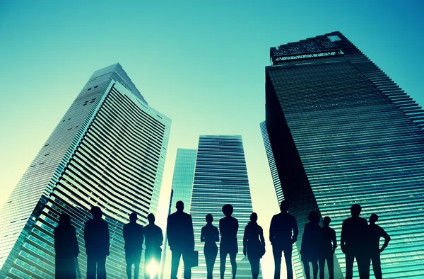 Silhouettes of business people in the city — Stock Photo, Image