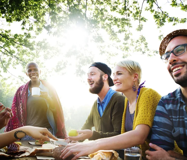 Vrienden opknoping uit bij Outdoors partij — Stockfoto