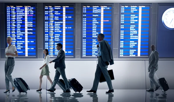 Pessoas de negócios que viajam no Aeroporto — Fotografia de Stock