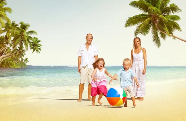 Familie im Strandurlaub-Konzept — Stockfoto