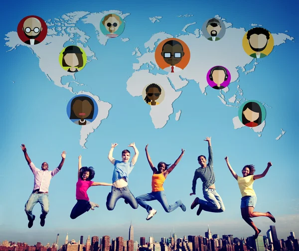 Groep multi-etnische mensen springen — Stockfoto