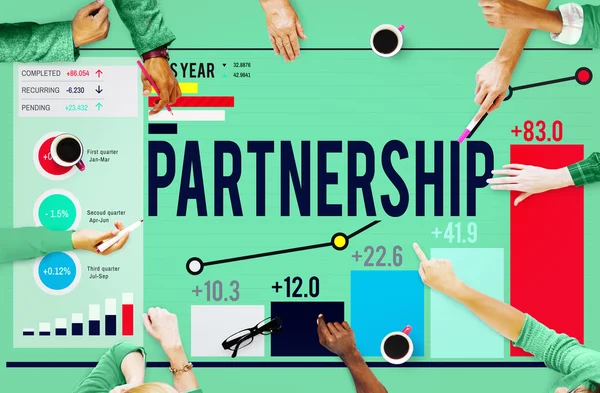 Affärsmän pekar på partnerskap — Stockfoto