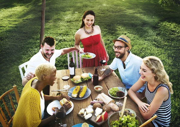 Gente cenando juntos —  Fotos de Stock