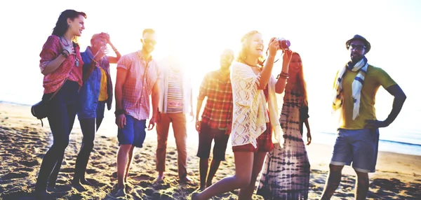 Strandsommer Freunde Bindungskonzept — Stockfoto