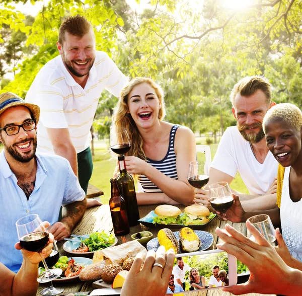 Amigos Jantar ao ar livre — Fotografia de Stock