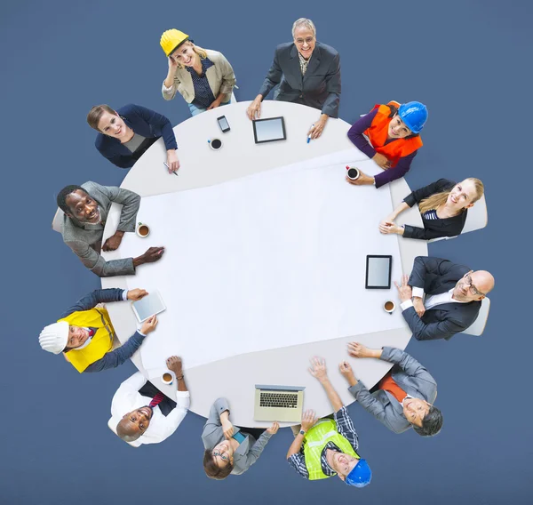 Arquitectos e ingenieros en reunión — Foto de Stock