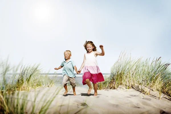 Broer en zus op strand verlijmen Concept — Stockfoto