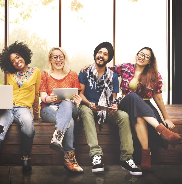 Amigos sentados en el banco con computadoras portátiles — Foto de Stock