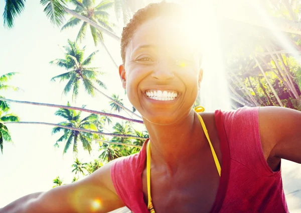 Afrikanerin bei Strandkonzept — Stockfoto