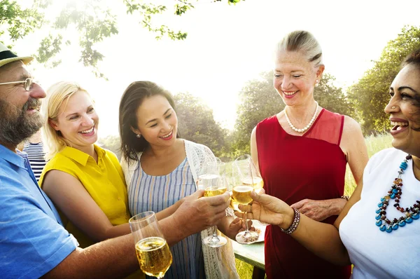 Diverse mensen buiten — Stockfoto