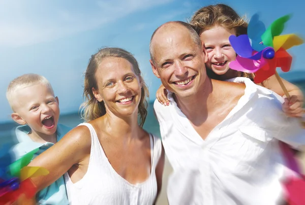 Familie spielt mit Windrad-Konzept — Stockfoto