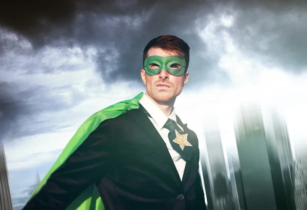 Superhelden-Geschäftsmann in der modernen Stadt — Stockfoto