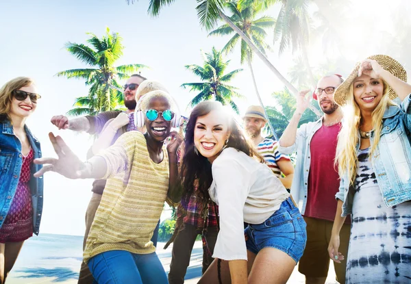 Freunde beim Sommer-Beachparty-Konzept — Stockfoto