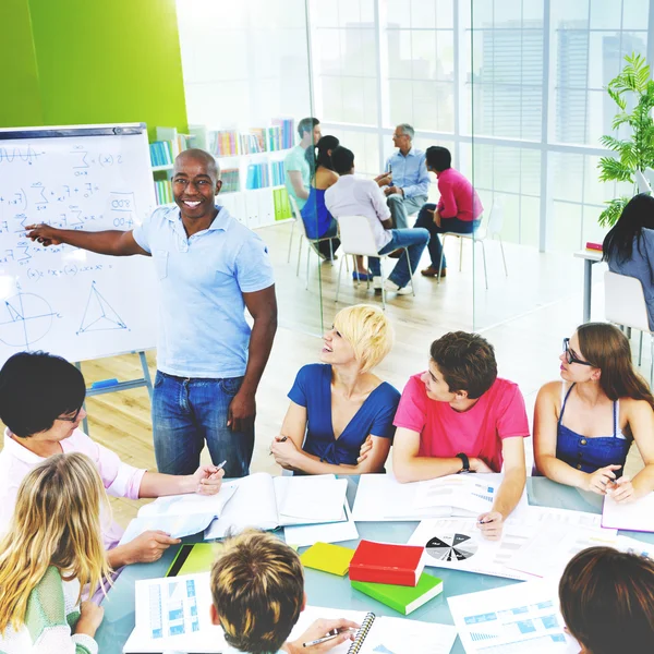 Les étudiants à la présentation dans le Classrom — Photo