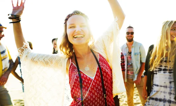 Amigos felizes se divertindo na praia — Fotografia de Stock