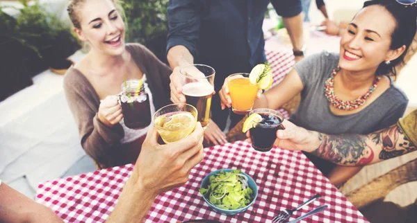 Amigos pasando el rato en la fiesta al aire libre — Foto de Stock