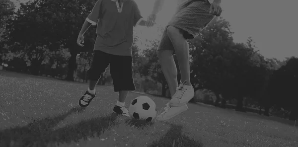 Atya fiú játék foci — Stock Fotó