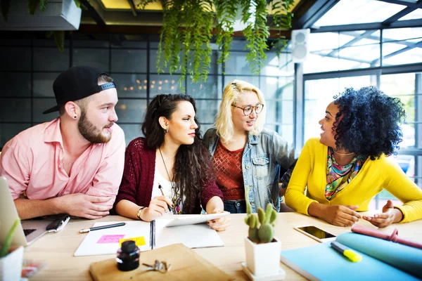 Diversi studenti universitari brainstorming in classe — Foto Stock