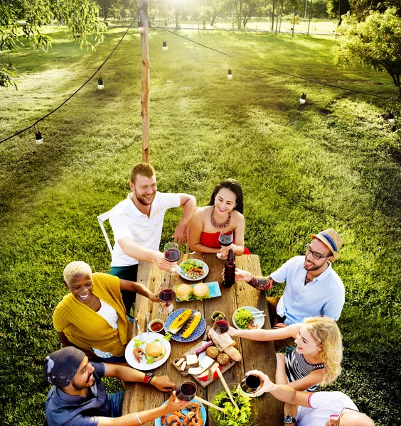 Människor har lunch i trädgården — Stockfoto
