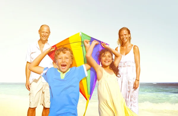 Familia en la playa, Concepto de verano — Foto de Stock