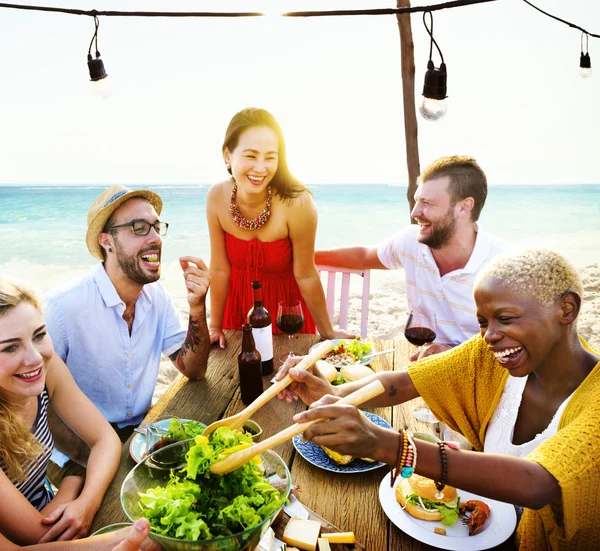 Vänner på stranden — Stockfoto