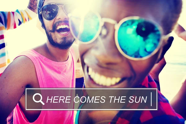 Her kommer solfrihetens lykke bli med i konseptet – stockfoto